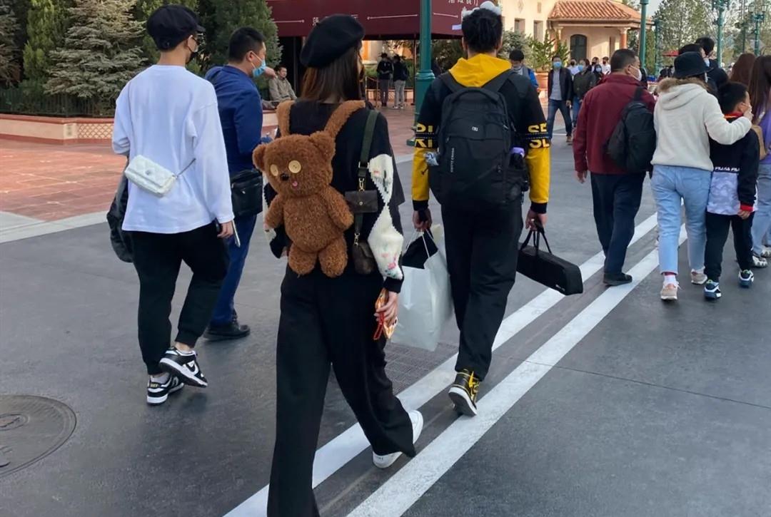 喇叭裤 金晨逛家居馆，穿T恤配喇叭裤好身材受瞩目，腰快瘦成助理一半细