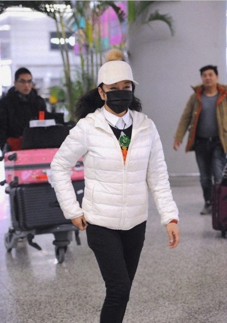 羽绒服不打光修图的刘晓庆，皮肤粗糙暗黄满脸皱纹，这才是72岁真实样！