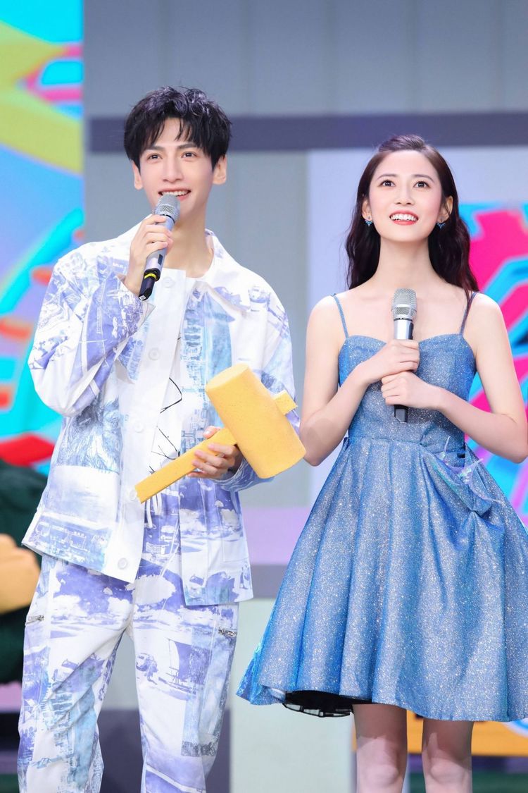 去年,罗云熙携手陈钰琪,二度合作出演古装剧《月上重火》,一位是满腹