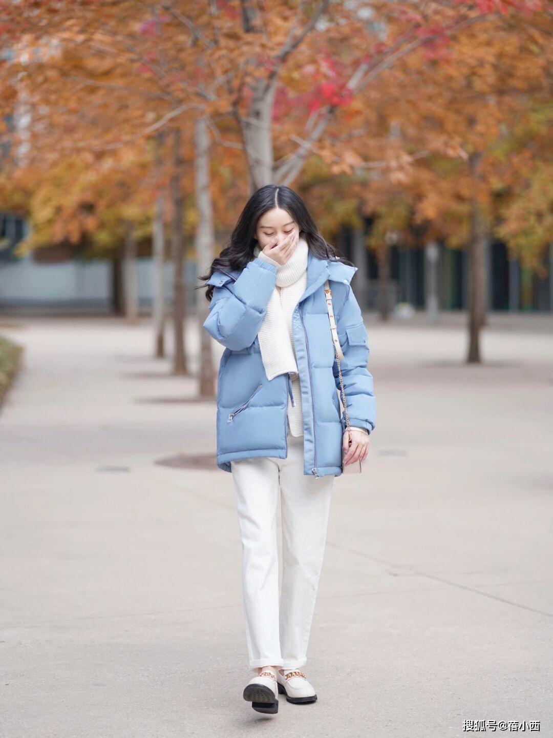 颜色 冬季穿啥保暖又时髦？王牌单品“羽绒服”，搭裤子、半身裙真洋气