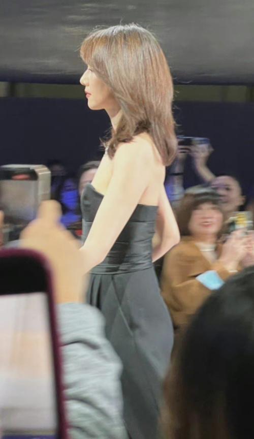 黑色 42岁高圆圆换造型风格了,穿黑色抹胸连体裤飒爽大气,与张艺兴同框养眼