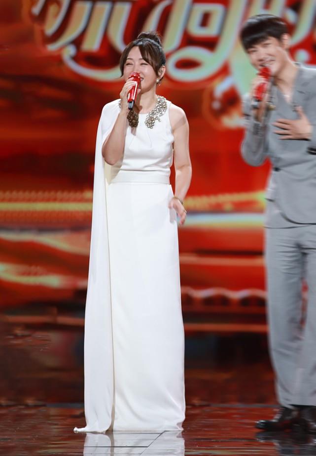 设计 浅色穿搭有多么受欢迎?可以品一品杨钰莹的穿搭,穿肉色裙好温柔