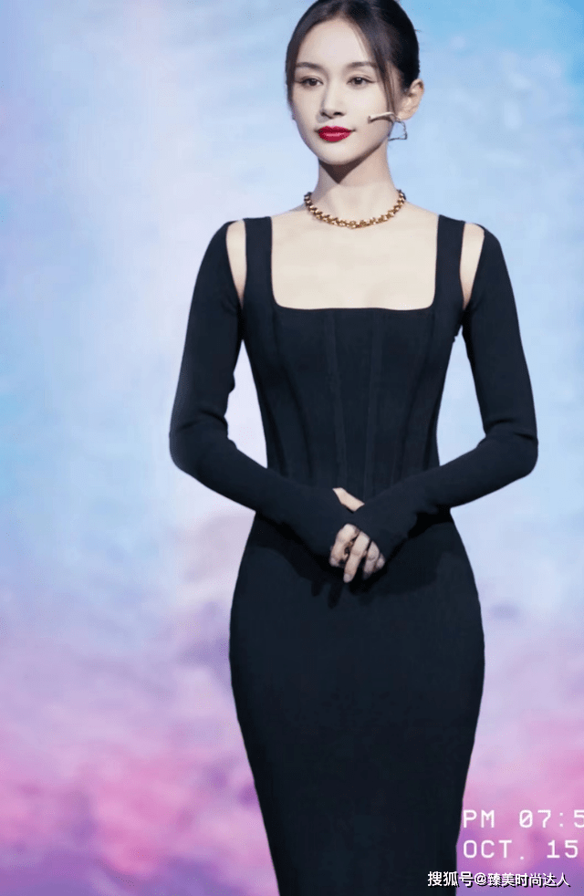 身材 王子文虽个子小但有“括号臀”，穿束胸款连衣裙，身材比例太完美