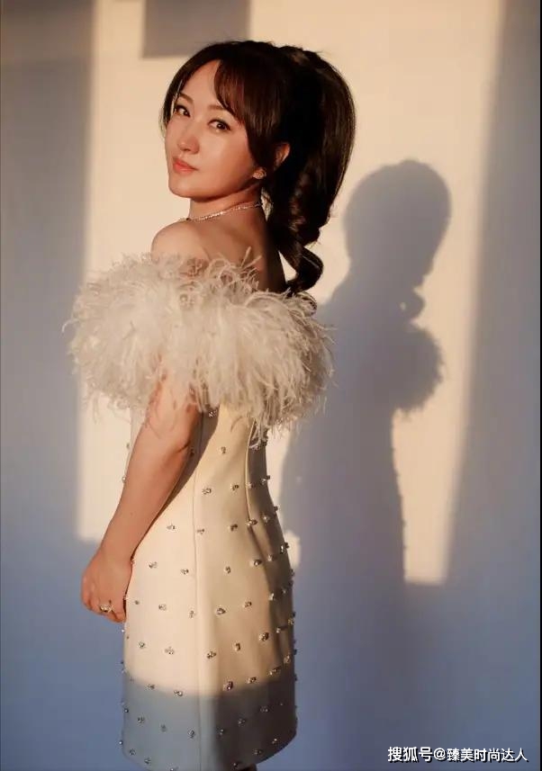 元素 杨钰莹不愧是“活久见”，穿牛仔套装配贝雷帽，不说以为只有20岁