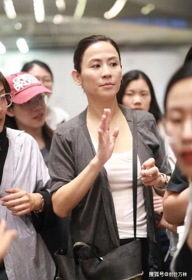 全素颜 宣萱“全素颜”走机场，一身朴素打扮穿出高级感，看不出50岁了