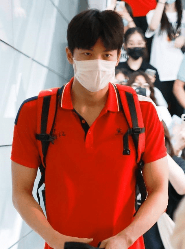 色彩 运动员的气质真是没得比，汪顺穿POLO衫也有活力，气质挺耐看的