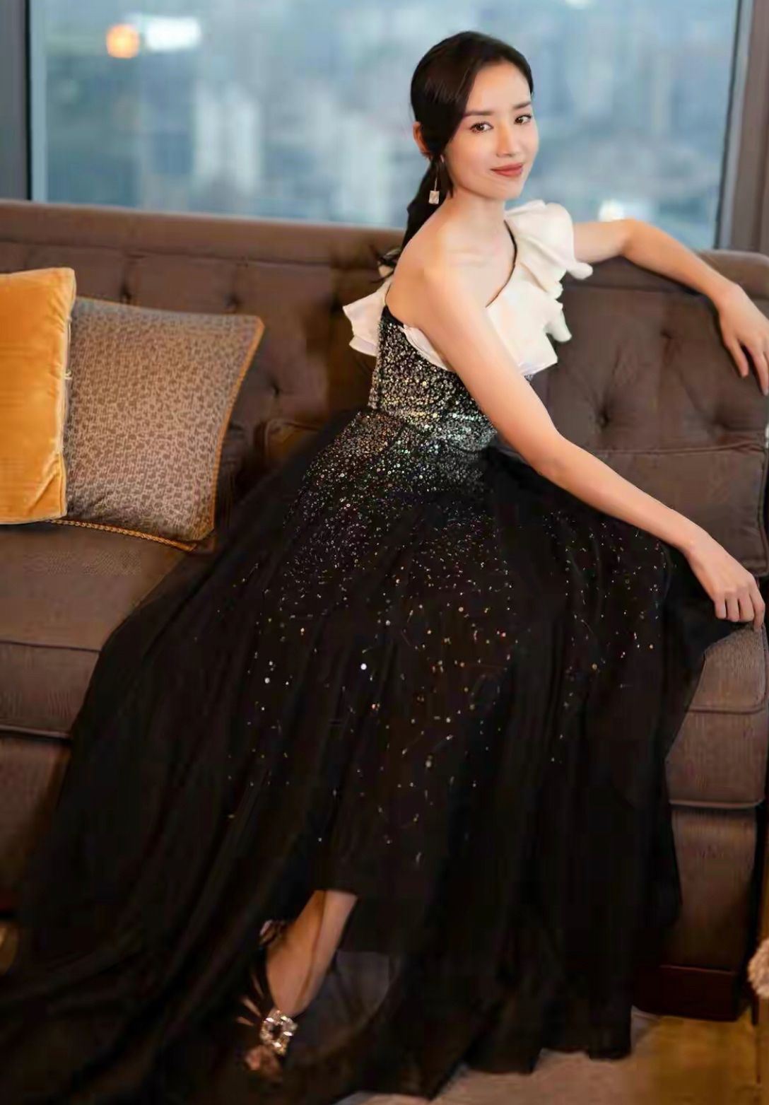 三七 董洁离开滤镜黑好多，穿撞色连衣裙配“大背头”，意外有了欧美范
