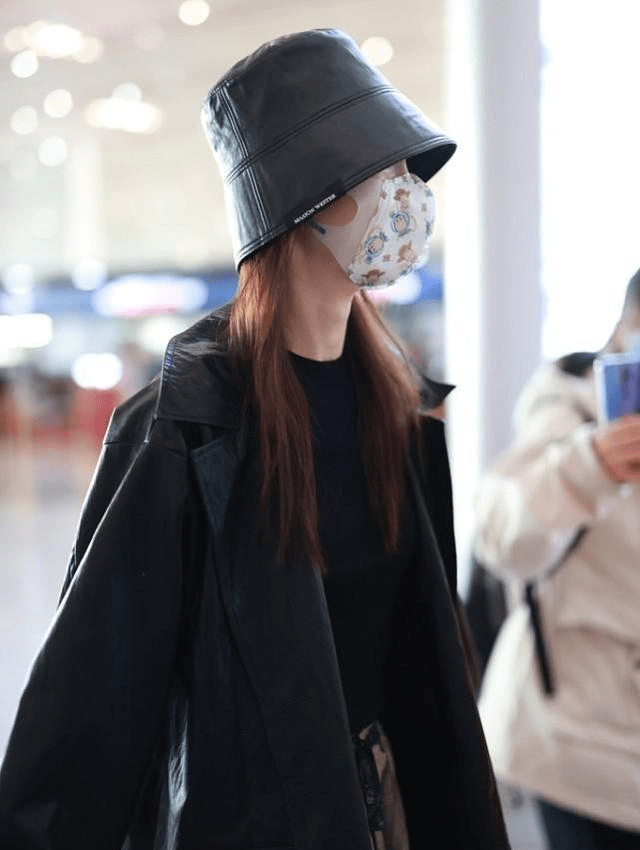 显得 金晨把夹克穿出了高级感，配印花裤显得率性又时尚，藏不住精致感