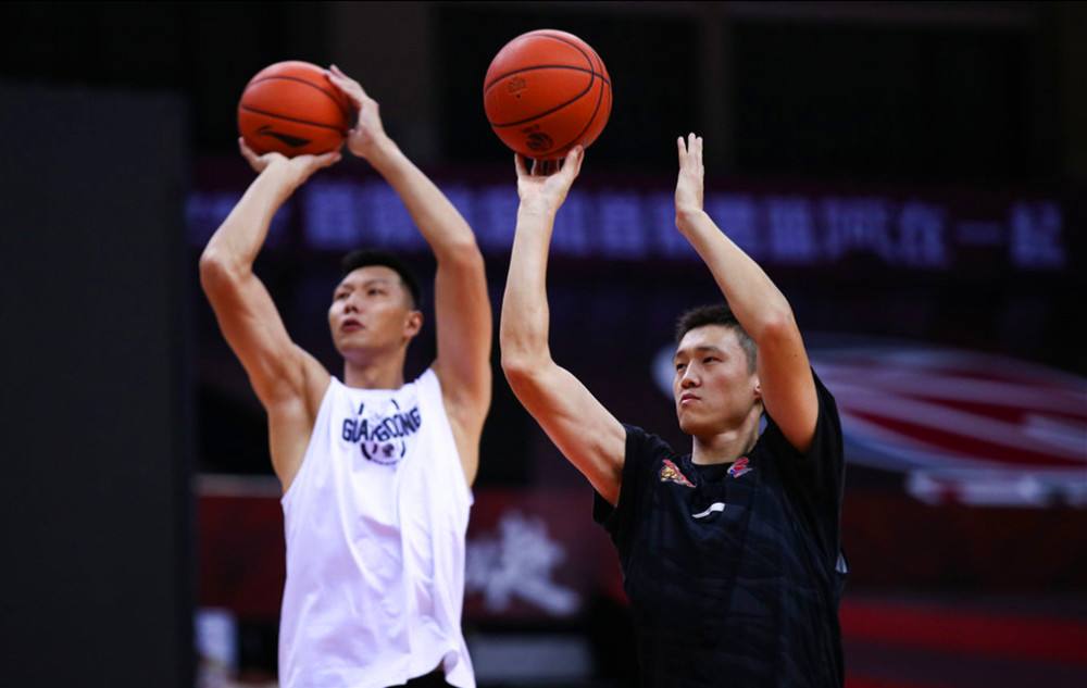 广东周鹏和易建联训练,手感火热,徐杰励志榜样,今晚阿联是关键!_比赛