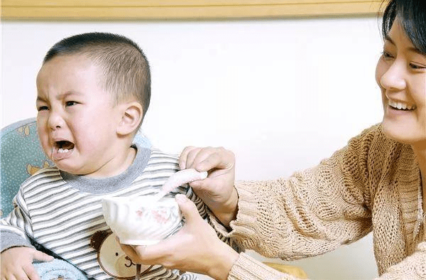 家长|孩子见饭就“逃”?未必是饭菜口味不佳,而是家长没学会正确投喂