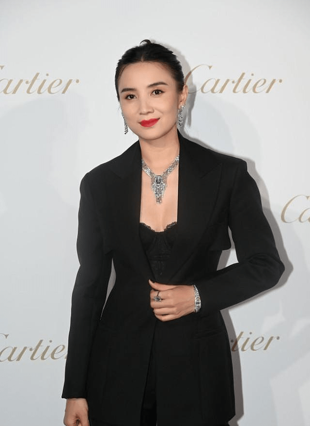 宋佳 宋佳把年龄变成优势，黑色西装套装配低胸内搭，看得出气势挺足