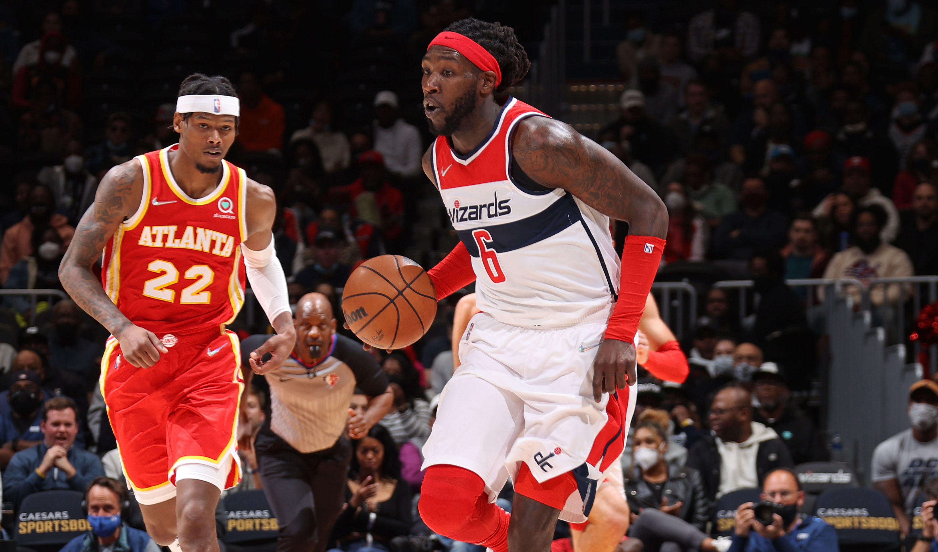 投6中,高效的砍下了15分10篮板5助攻的数据,哈雷尔也是替补登场26分钟