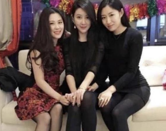 中分“母女三金花”走红，合照中分不清谁是妈妈，网友：简直复制粘贴