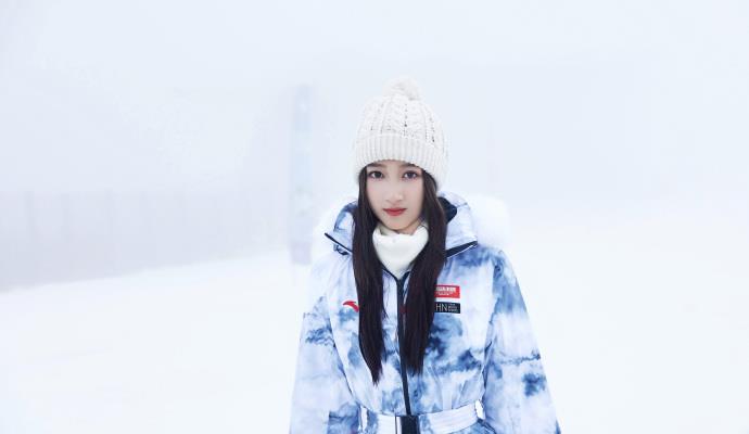 米色 刚下雪关晓彤羽绒服就穿上了！蓝白晕染配毛线帽，胖乎乎的好可爱