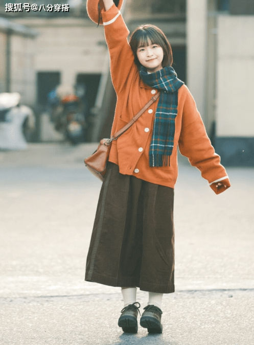 围巾 小个子秋冬穿半身裙要注意两点，上衣和靴子选对了，轻松显高显瘦