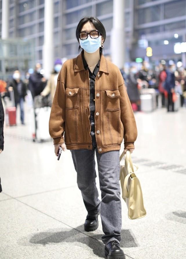 黑色 谁说女人只能以柔为美的?学学周笔畅的穿搭,穿对了超帅气