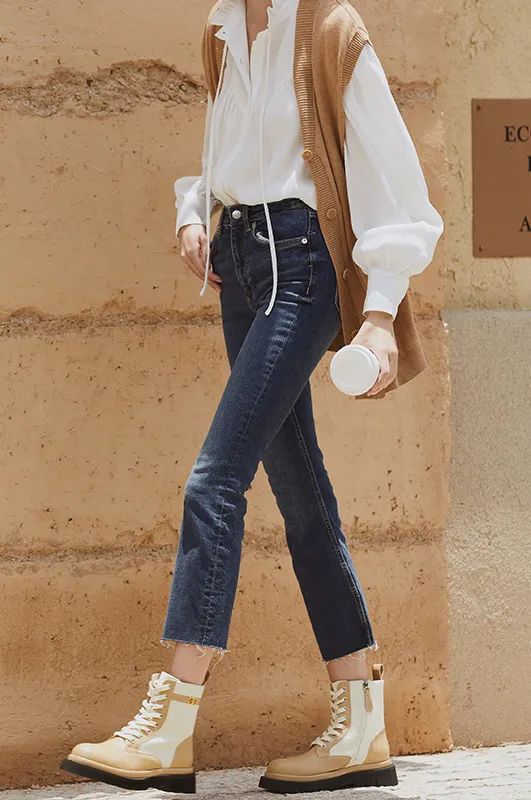 灯芯绒 别再穿高跟鞋了，奶奶裤+短靴才是今年秋冬最流行！