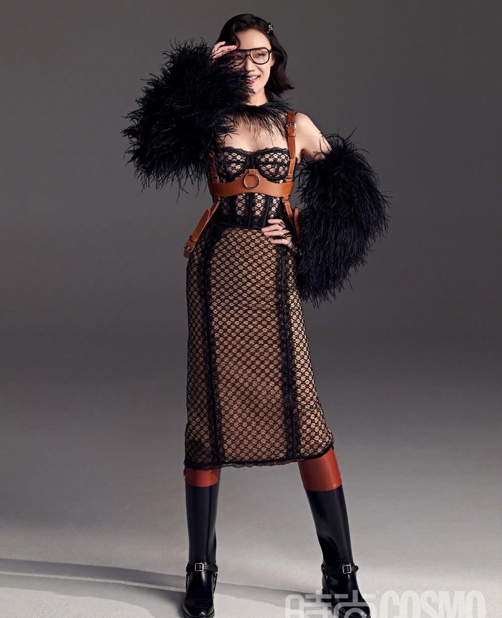 杨幂 杨幂、倪妮、郑秀文、刘雯同穿一款吊带蕾丝裙上杂志，杨幂竟输了