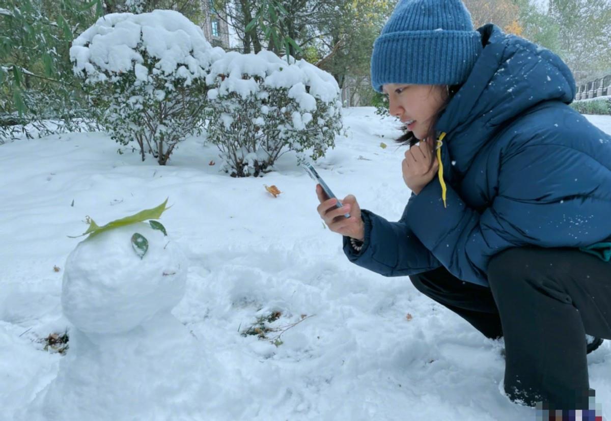 元宝|白百何懒理“二胎”风波，和儿子在小区堆雪人，母子两人笑得开怀