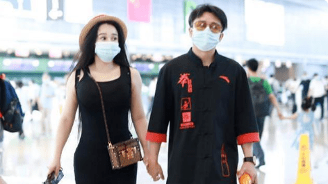 黑色 冉莹颖身材穿黑衣也遮不住，标准的“欧美”身材，走在机场好抢镜