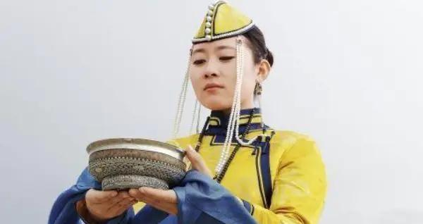 在蒙古过夜住蒙古包，为什么不能碰女主床头的红绳？