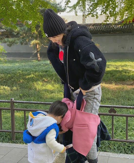 好身材 章子怡家庭团建照，穿开衫牛仔裤不再少女，15岁小苹果正脸美过她