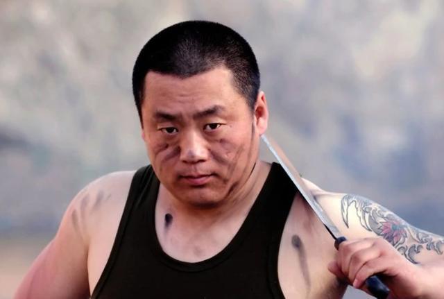 原创赵本山爱徒宋晓峰晒瘦身视频,脸小一圈判若两人,被指像极雷佳音