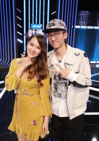 网友 伊能静的身材真令人羡慕，穿连衣裙减龄像少女，网友：求保养秘诀