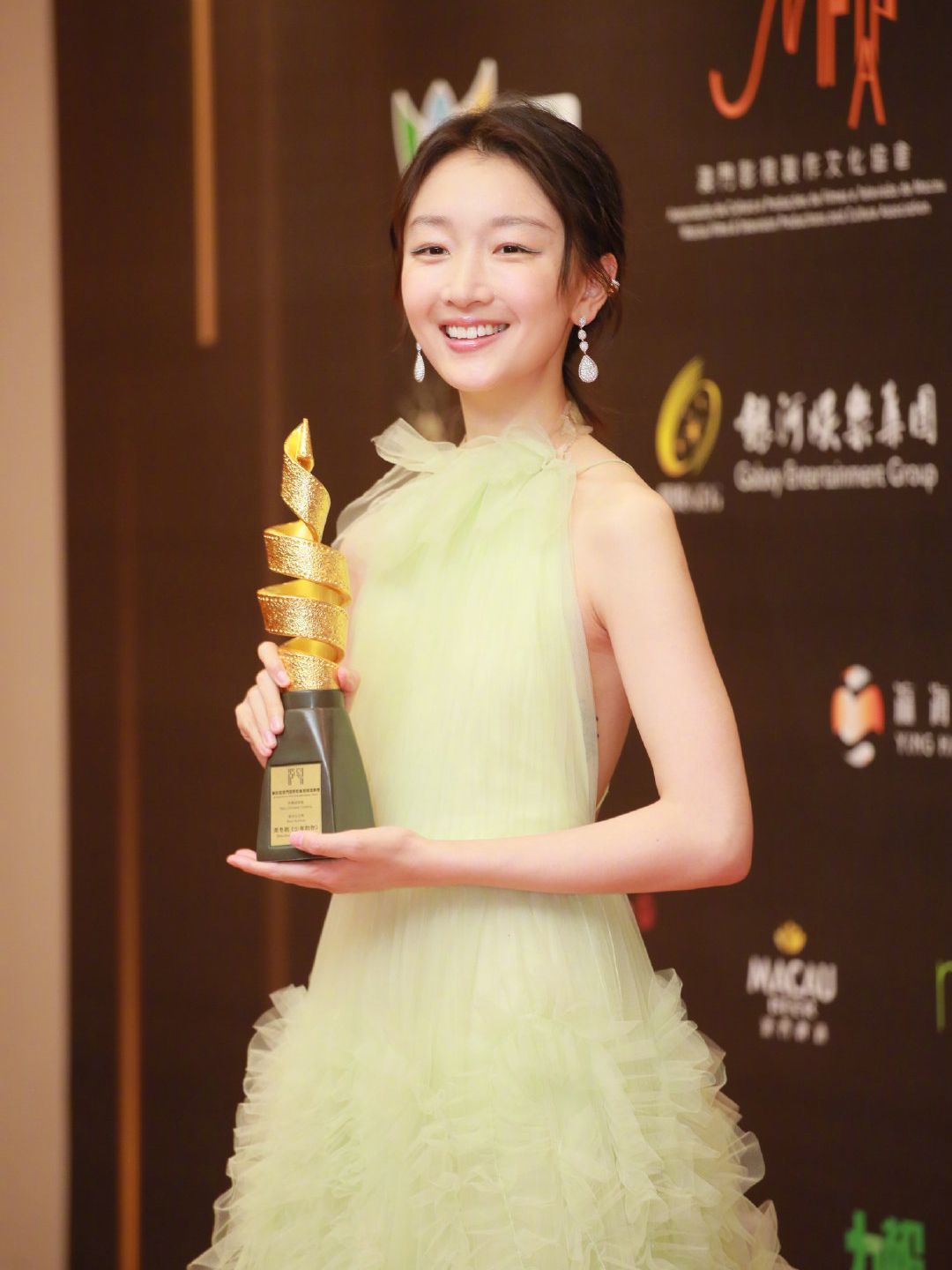 润色 162cm周冬雨，穿露背长裙秀身材，却被易烊千玺表情抢镜！