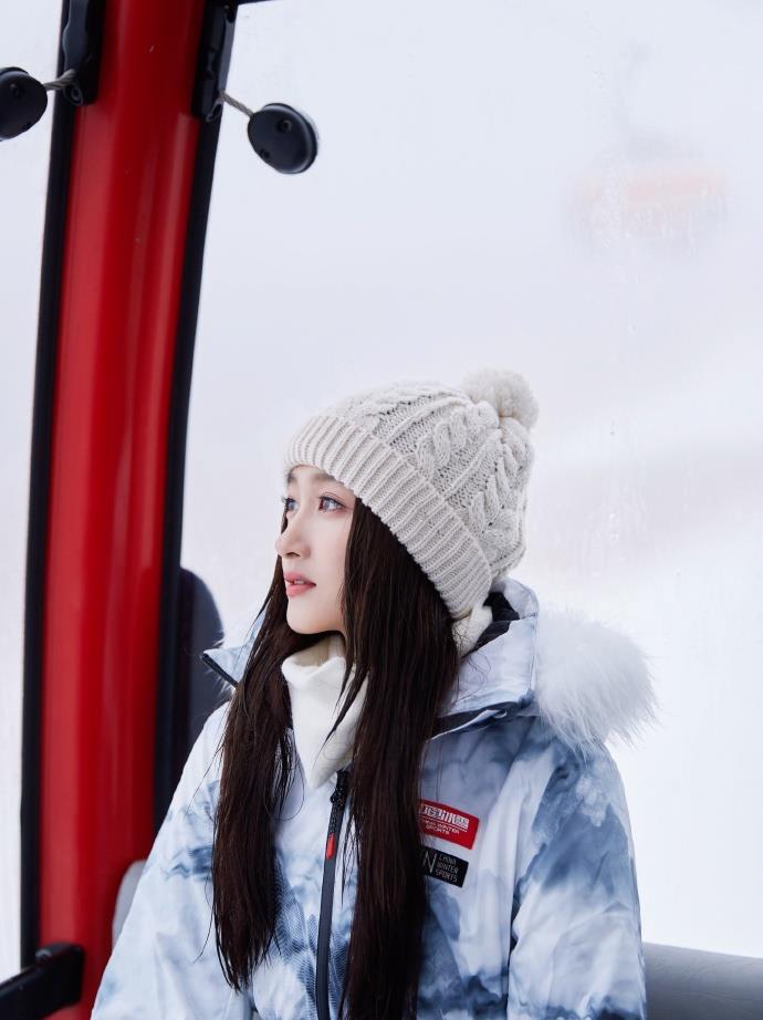 米色 刚下雪关晓彤羽绒服就穿上了！蓝白晕染配毛线帽，胖乎乎的好可爱