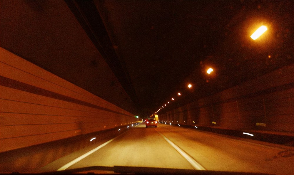 开车遇到隧道怎么办