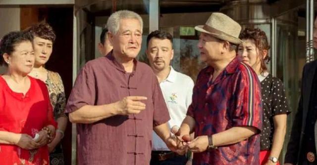 老相识|《刘老根5》杀青！赵本山笑容满面稳居C位，宋小宝回归范伟未现身