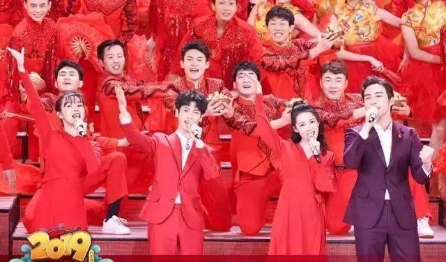 一身 元宵晚会女星齐斗艳，秦岚娜扎风情各异，李沁显老，唐嫣回眸惊艳