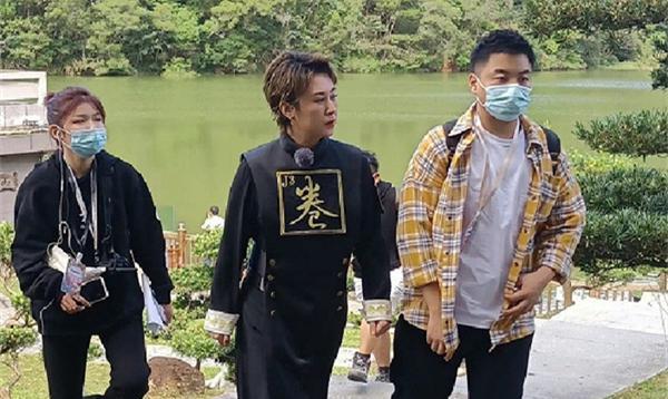 亮点|“开心麻花”团综来了！沈腾马丽罕见同框，杨超越手机壳成亮点