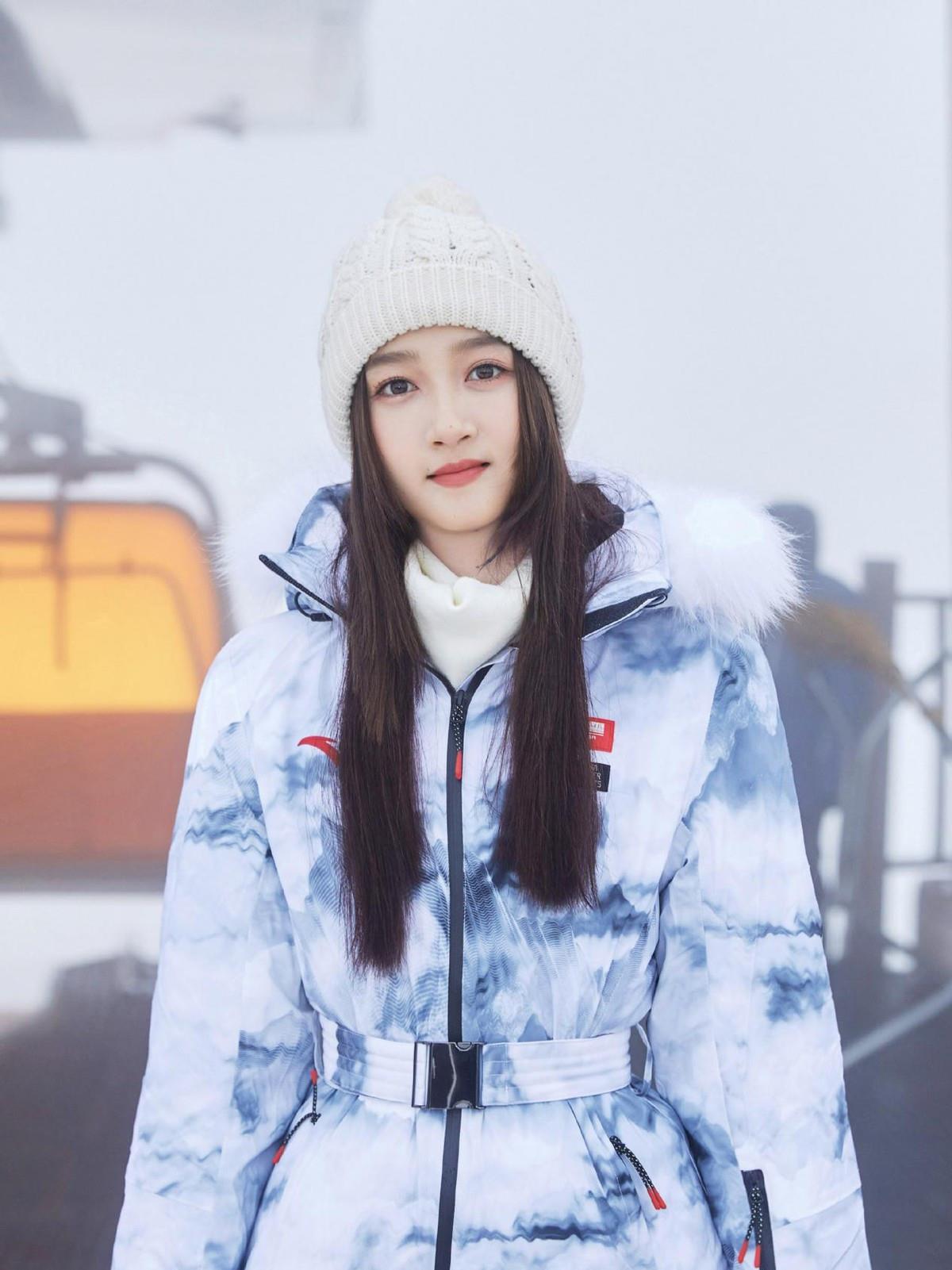 雪场 关晓彤亮相冬奥雪场，蓝白扎染羽绒服搭配毛线帽，清爽时髦又保暖