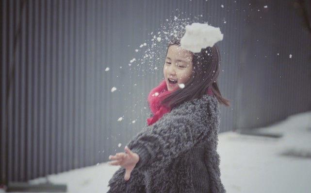 黄磊 黄磊分享儿女日常，多妹变设计师给弟弟的奥特曼穿裙子，好搞笑