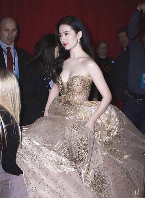 身材 刘亦菲再现“天仙气质”,穿香槟色长裙闪耀现身,外国人惊艳了