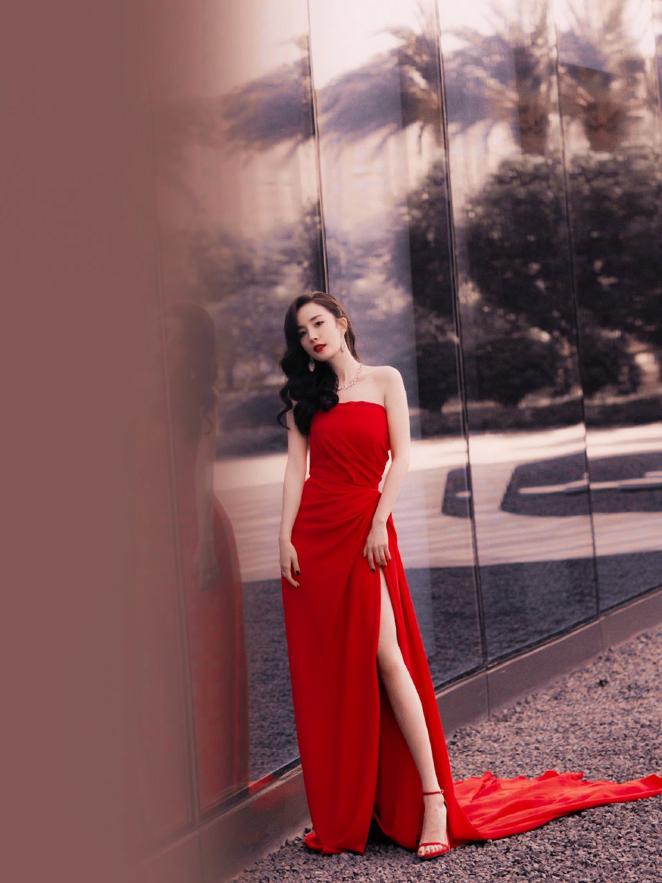 原创33岁杨幂终于放开了穿高开叉抹胸连衣裙藏不住的凹凸感