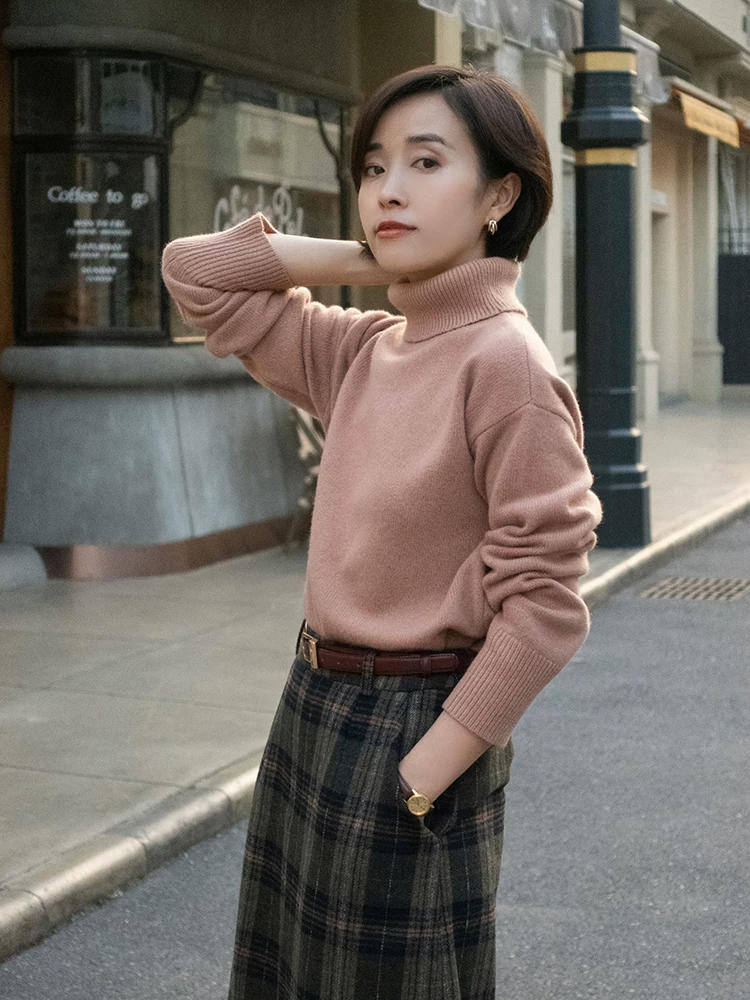 美眉 女人年过40更要注重保暖，来试试这些高领衫搭配，保暖时髦显气质
