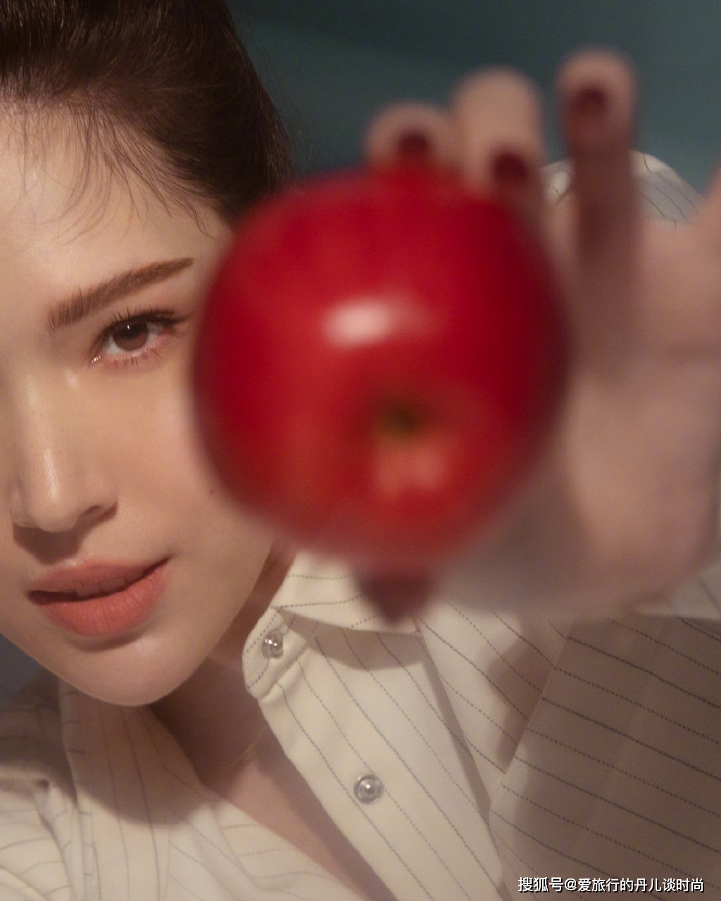 台湾 台湾女星许玮甯身穿竖条纹翻领衬衫,清爽灵动,青春气息满满