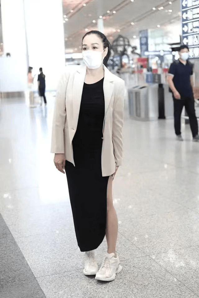 身材 51岁钟丽缇真没“大妈”样,穿高开叉连衣裙配西装,时髦又洋气