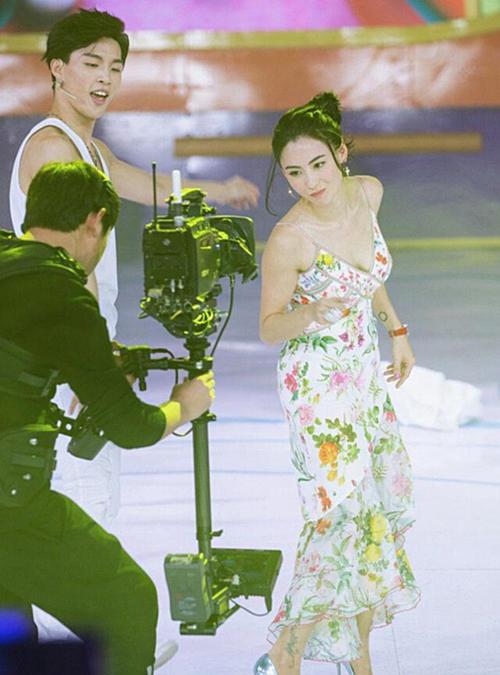 身材 张柏芝穿衣好招摇，大妈年纪还穿露胃裙博眼球，意外美得撩人