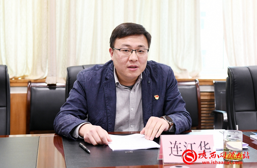 记者 许艾学 摄渭南市环境科学研究中心副主任马雷云主持会议.