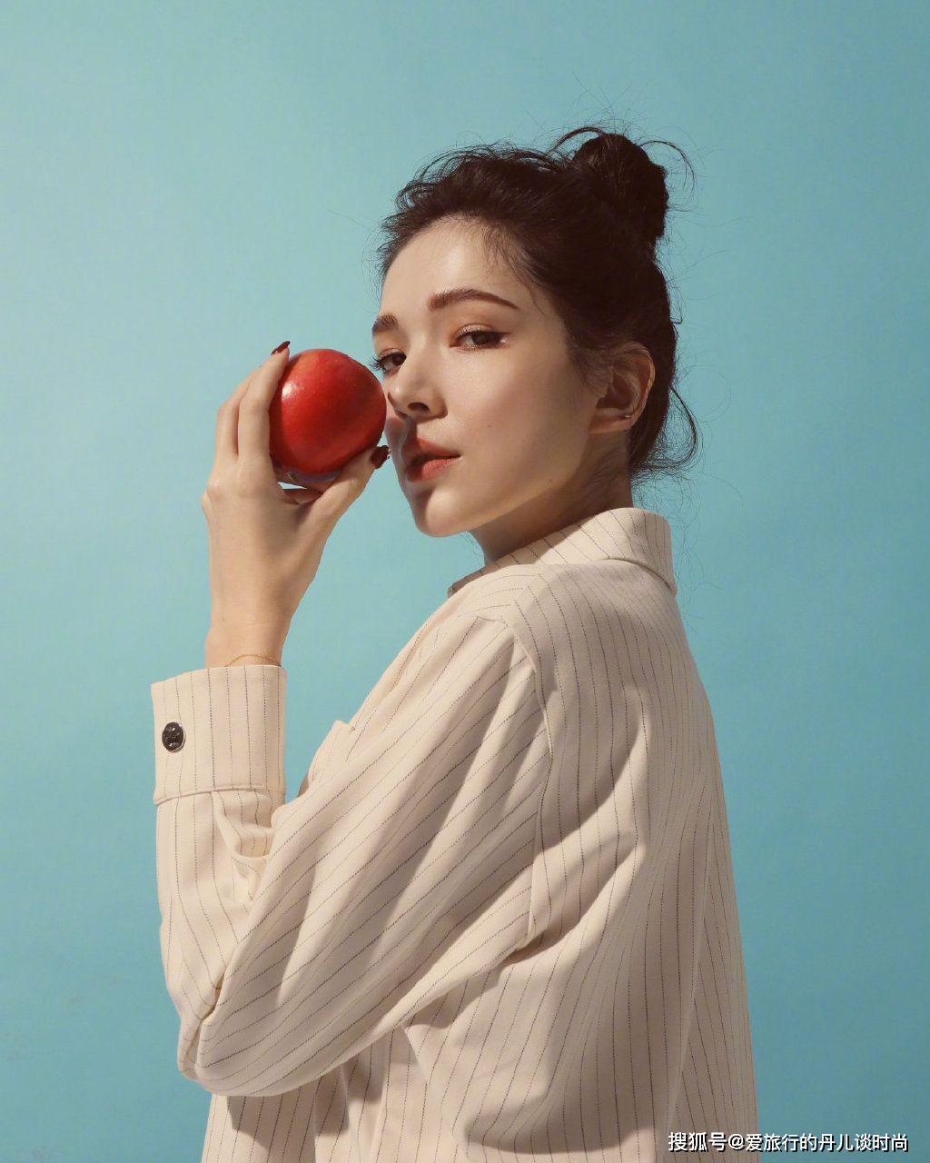 台湾 台湾女星许玮甯身穿竖条纹翻领衬衫,清爽灵动,青春气息满满