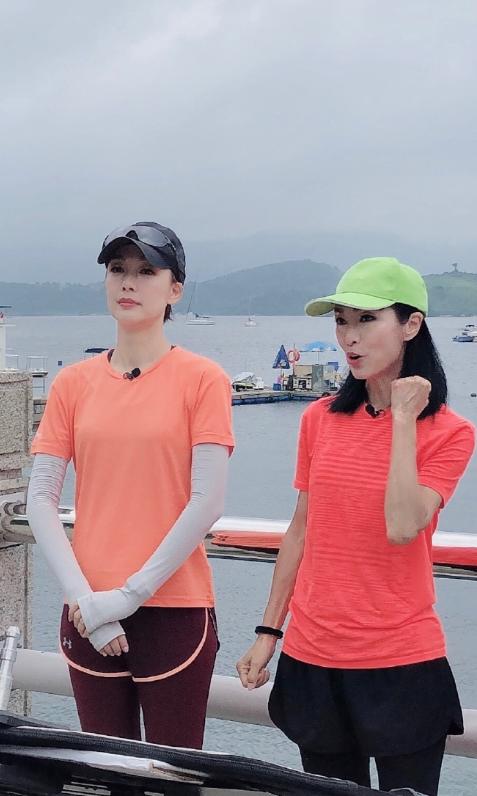 黑色 米雪真是越老越有气质感！绿色T恤搭配运动裤清爽简约，明媚大气