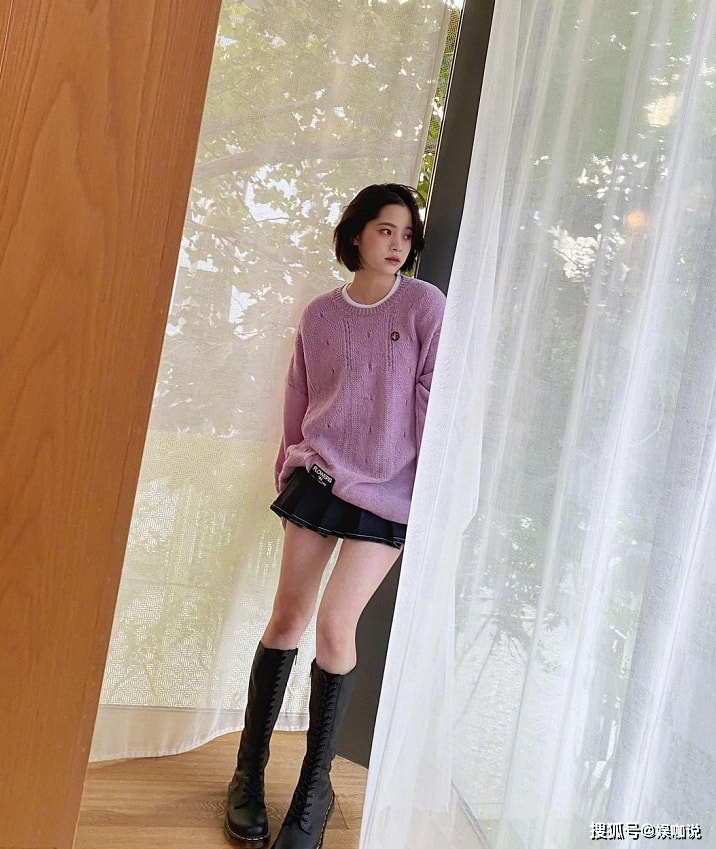 欧阳娜娜腿型太完美娇小身材尽显甜酷不走御姐风了