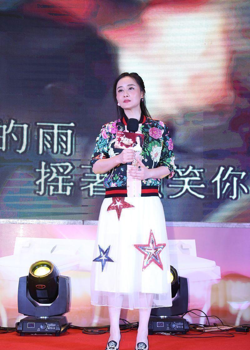 方面 47岁陈德容还在努力扮嫩，穿粉色套装配蕾丝内搭，可惜眼纹不给力