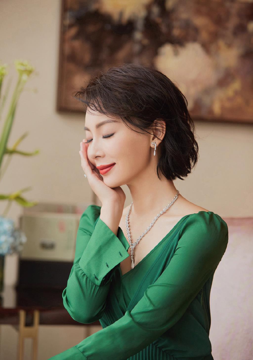 发型最适合三四十岁的女性短发，搭配一套显白的衣服单品，穿出高级感