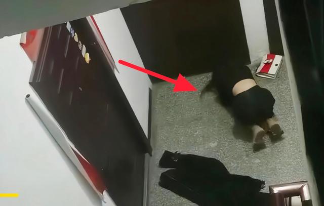 原创四川：女子下跪求男友，凌晨楼道哭天喊地，邻居不厌其烦，天天闹