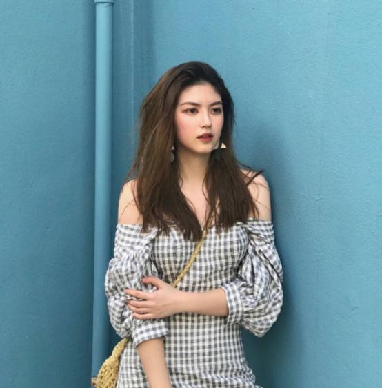 女孩子 锁骨和肩部美的女孩子一定不要错过一字肩！完美展示你的优点